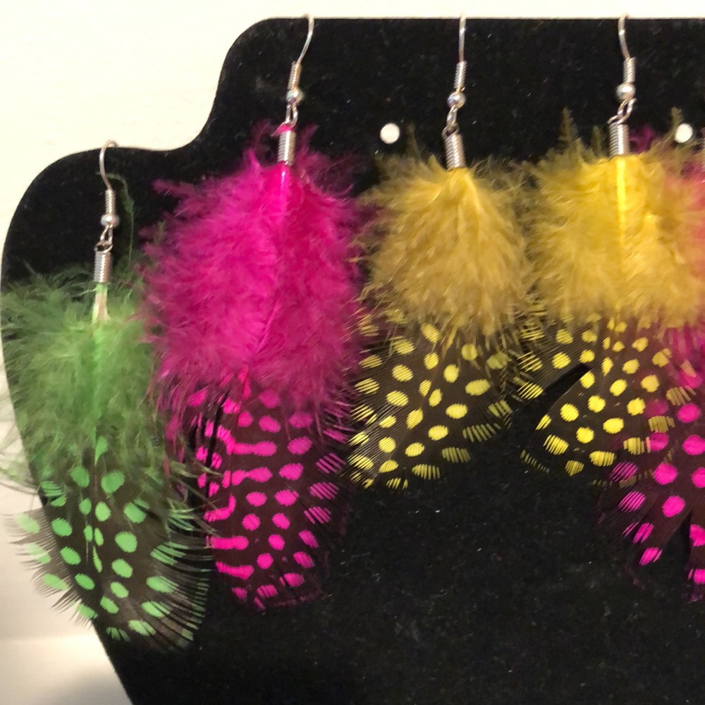 - Three sets of colored feather earrings. Brand new - Picture 3 of 6